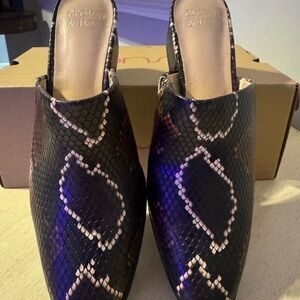 Crown & Ivy Women's Black Snake Print Mules